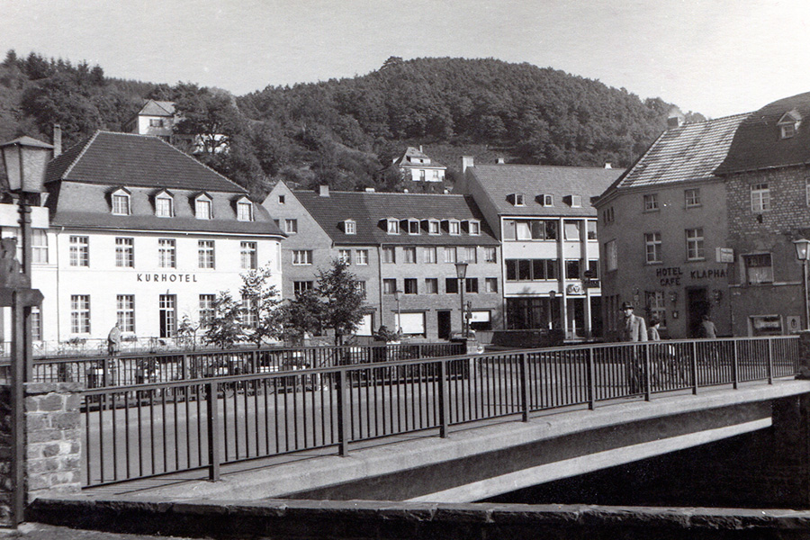Blick von der Jülicher Brücke auf das Kurhotel Bungart (1953)