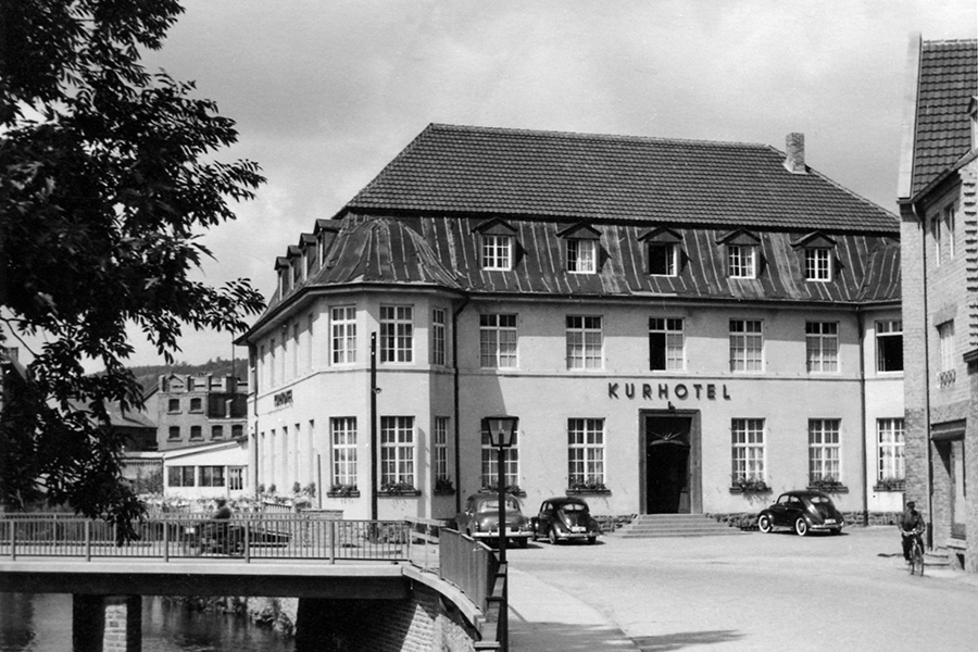Blick aus der Bahnhofstraße auf das Kurhotel Bungart (1955)