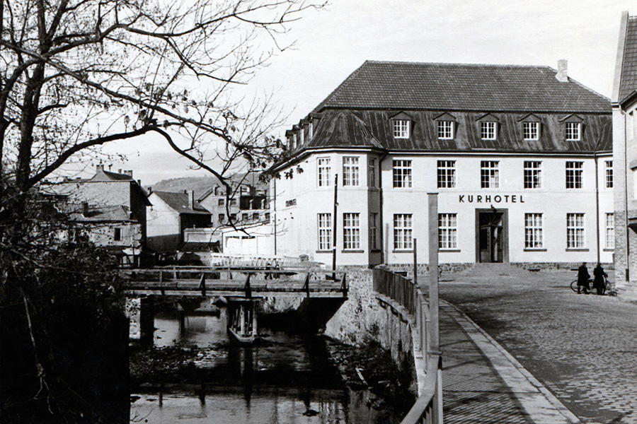 Blick aus der Bahnhofstraße auf das Kurhotel Bungart