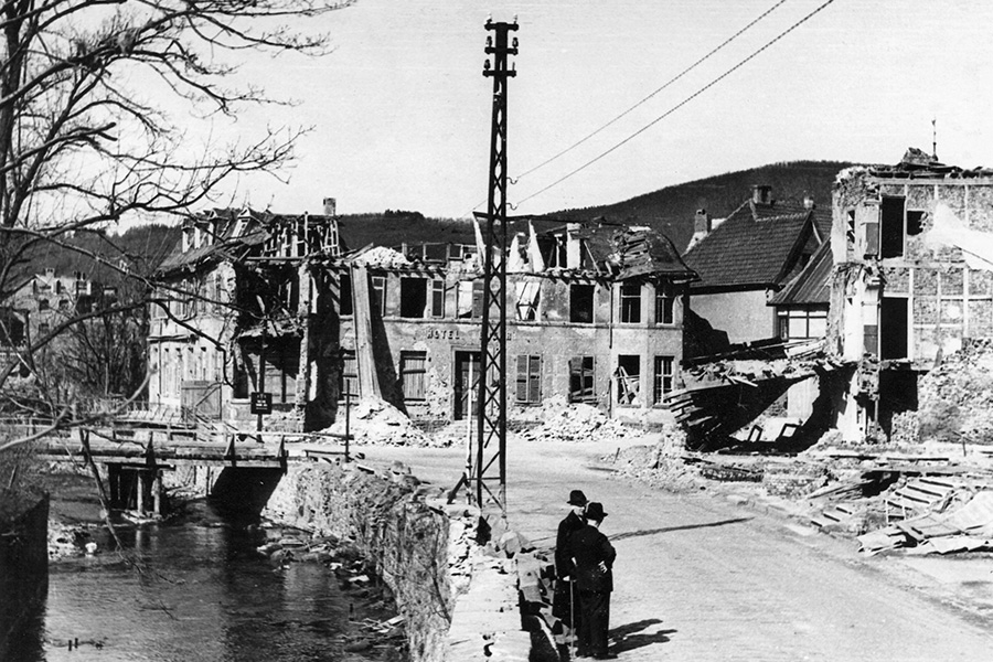 Blick aus der Bahnhofstraße auf das zerstörte Kurhotel Bungart (1948)