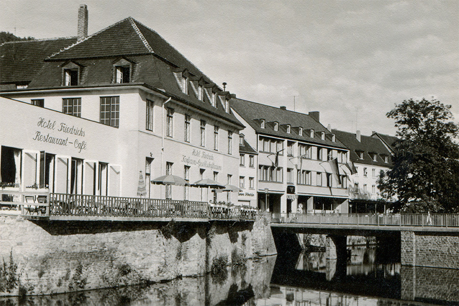 Blick vom Ufer auf das Hotel Friedrichs
